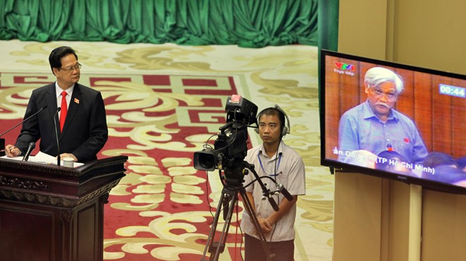 Thủ tướng Nguyễn Tấn Dũng lắng nghe câu chất vấn của đại biểu Dương Trung Quốc tại phiên chất vấn (ảnh: Tuổi trẻ).